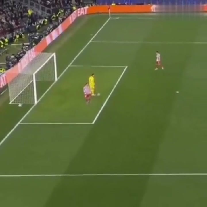 争议！普比尔禁区内用手接穆索传球裁判没表示