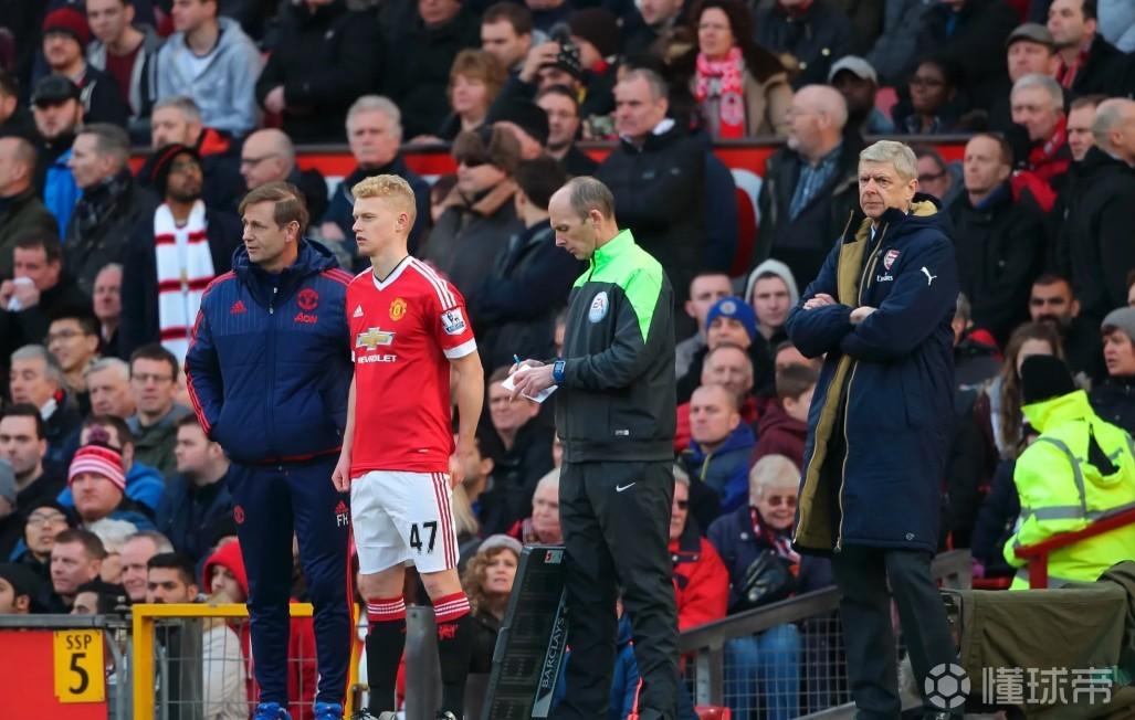 太阳报：前曼联中场转行当旅行社经纪人，曾和拉师傅一同亮相