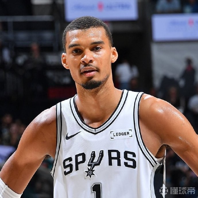 记者：文班亚马没有出现严重伤情，他接下来的状态将每日观察