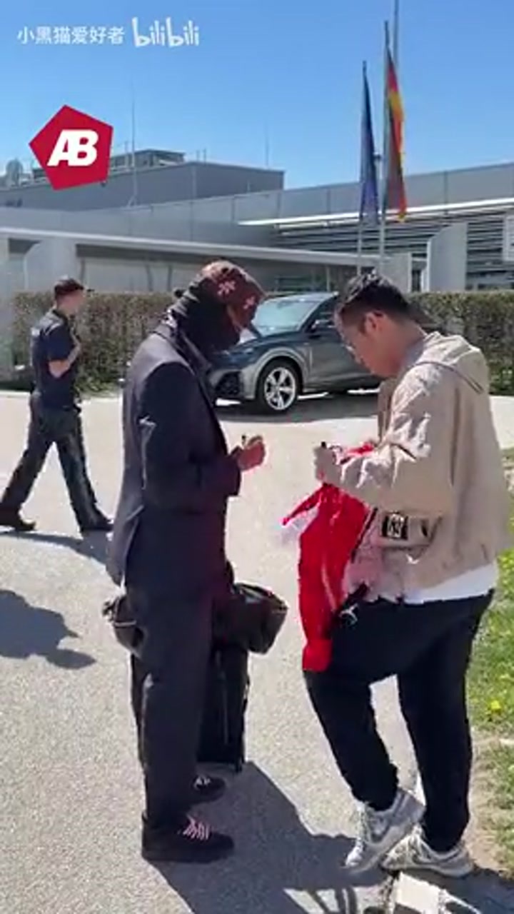 时尚先生！奥利塞返回慕尼黑 给球迷签名