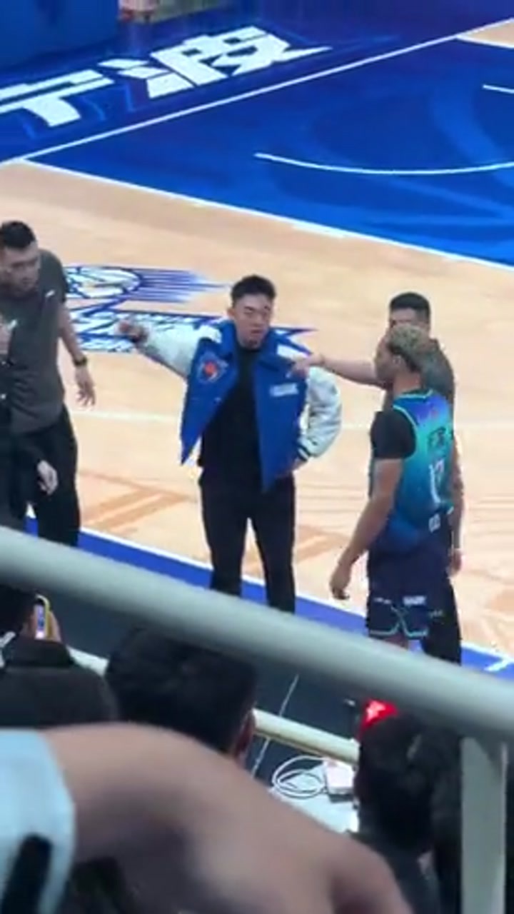 实拍宁波外援贝兹利怒推队友 赛后被解除合同