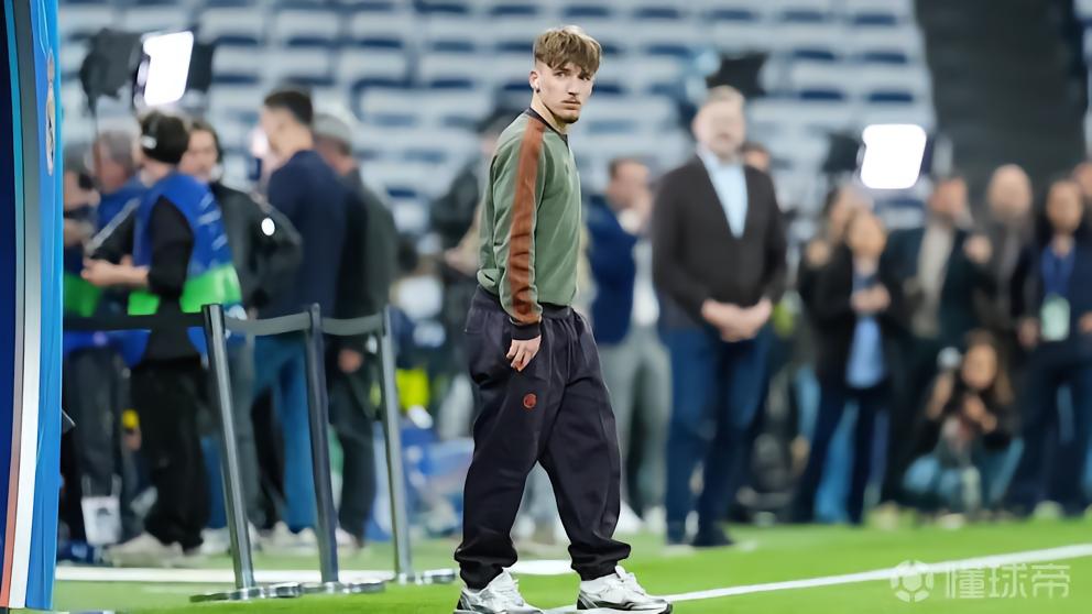 图片报：卡尔全家都在伯纳乌看球，不过他未能获得出场机会