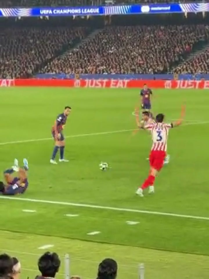 实拍当亚马尔被犯规后 西蒙尼在场边做跳水动作