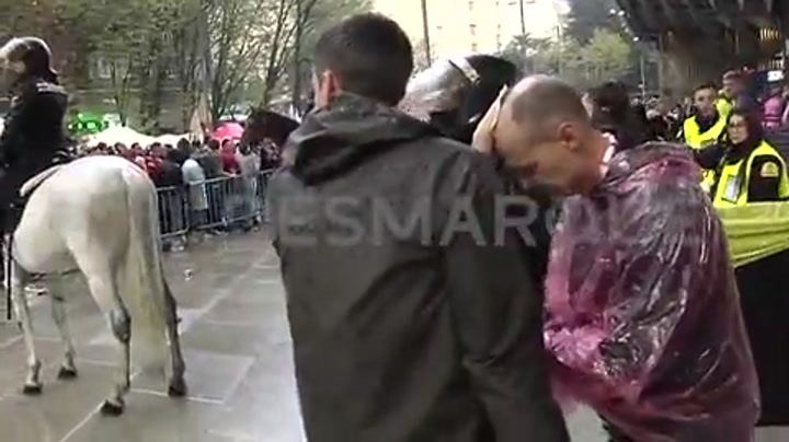 拜仁球迷赛前与马德里警察冲突 警察用警棍击打球迷