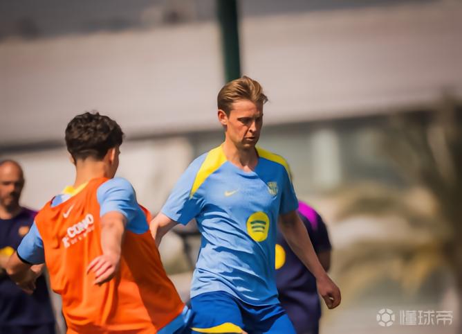 巴萨官方：弗朗基-德容今天完成了部分合练
