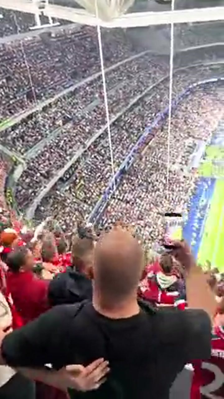 看看拜仁死忠球迷在伯纳乌有多疯狂吧