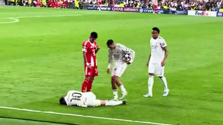 近距离视角看拜仁后卫塔鞋钉刮到姆巴佩