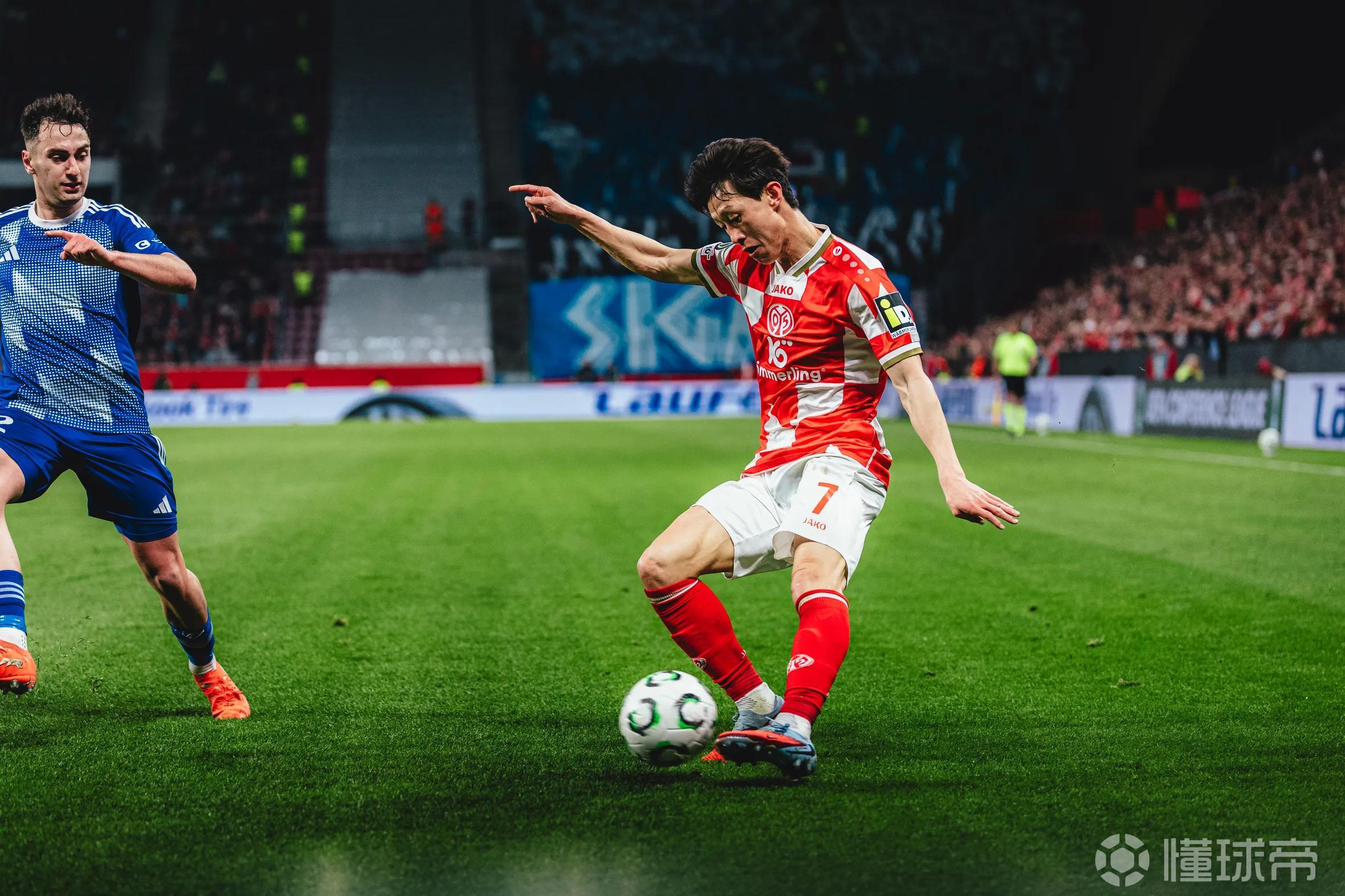 美因茨官方：韩国国脚李在城左脚大脚趾受伤，缺席球队训练