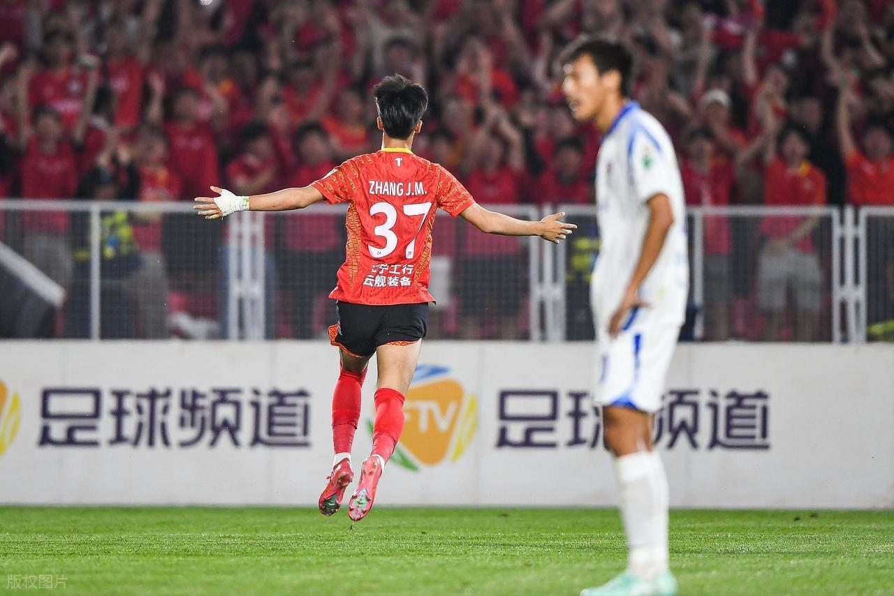 恭喜这位中国王牌锋霸，已获得英国劳工证，将出战英超青年联赛