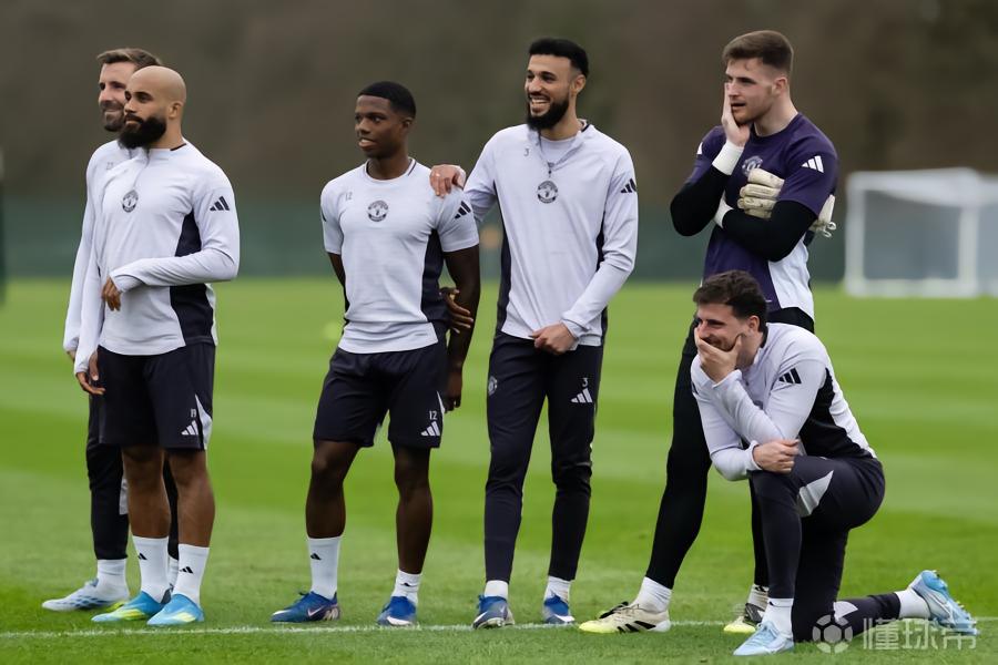 太阳报：曼联集训欢乐多，B费、库尼亚搭档头顶网球游戏全胜