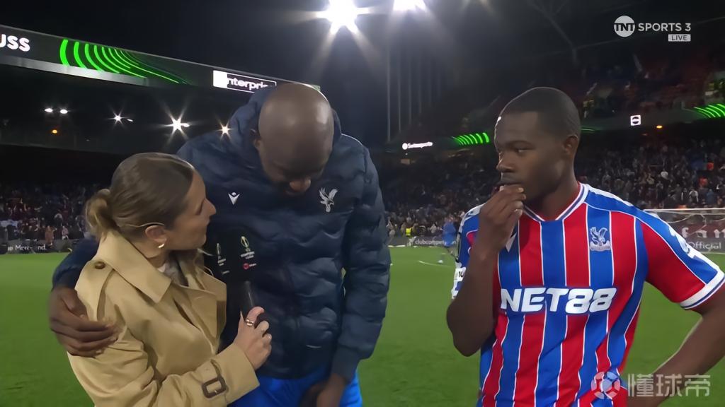 引起争议，马特塔接受采访时全程紧搂女记者