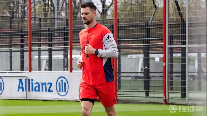 拜仁官方：乌尔赖希重返训练场，并完成了首次跑步训练