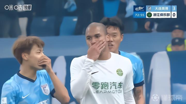 吸取教训？瓜里拉帕对毛伟杰犯规引冲突，随后两人捂嘴进行交流