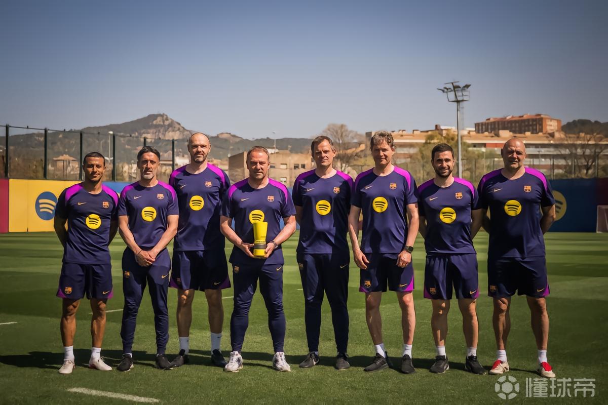 和教练团队分享荣誉，弗里克领取西甲3月最佳主帅奖