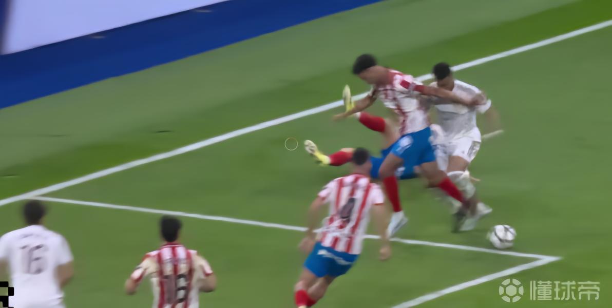 前国际级裁判：姆巴佩应该得到一个点球；VAR不介入没有问题