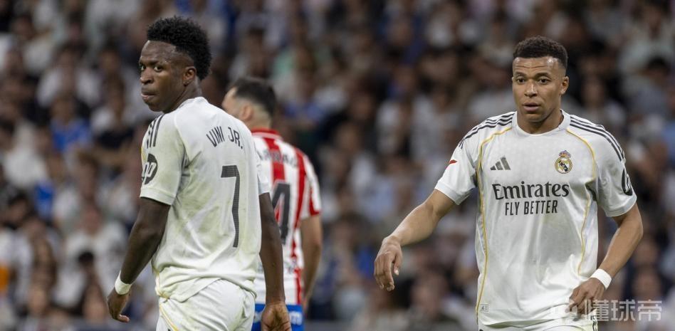 世体：皇马球员再挨嘘，伯纳乌调高队歌音量来掩盖球迷的嘘声