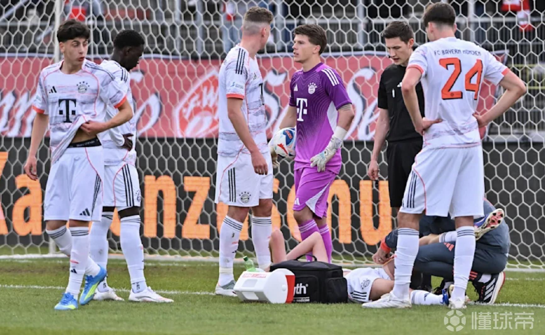 小将接连受伤，图片报：拜仁小将德拉罗韦雷比赛中无对抗倒地