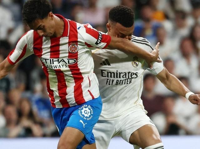 姆巴佩伯纳乌禁区被肘出血，裁判竟疯狂装瞎！哪怕到月球也是点球