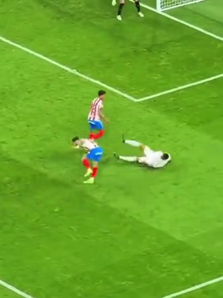 姆巴佩两次禁区倒地没判罚引争议