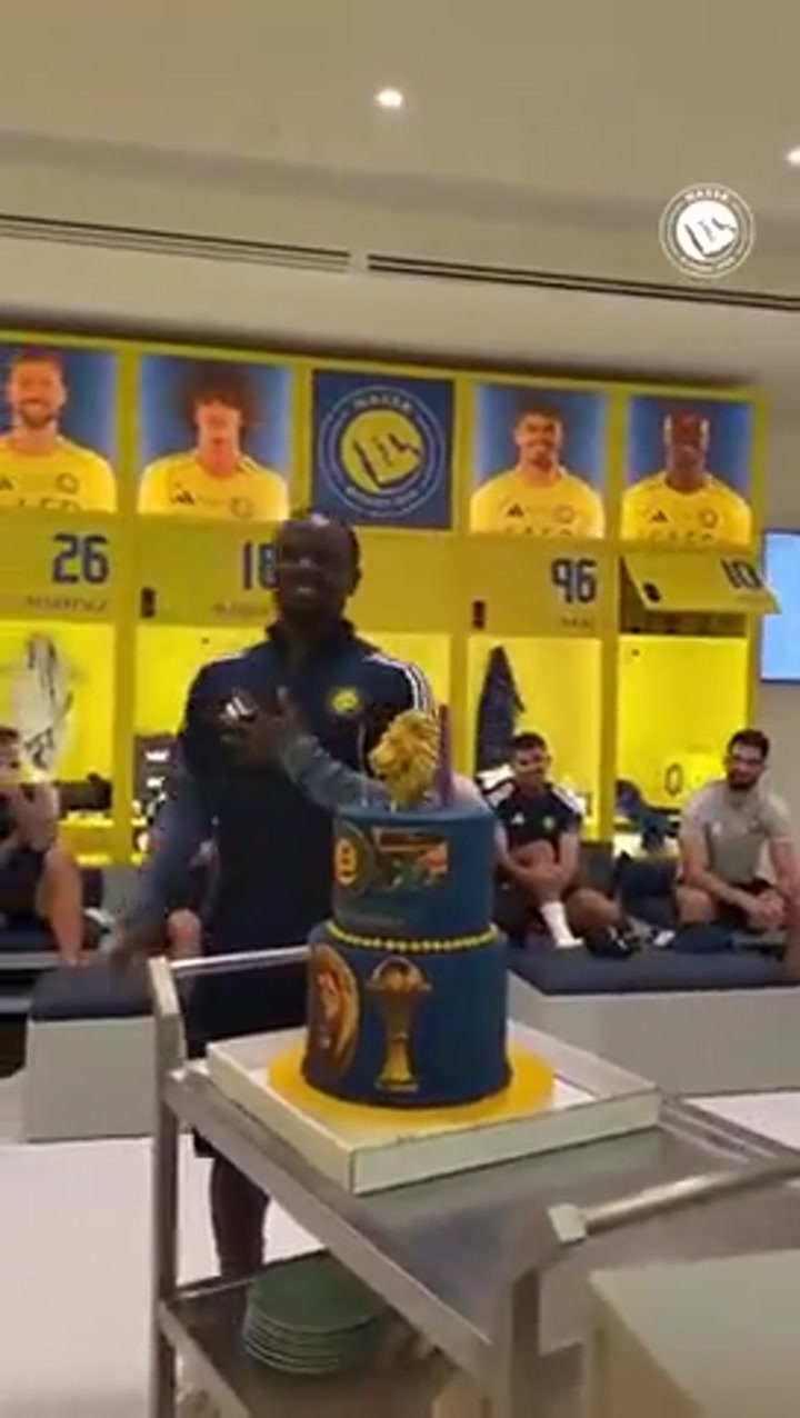 马内打趣：感谢大家为我过29岁生日 C罗等队友鼓掌祝贺