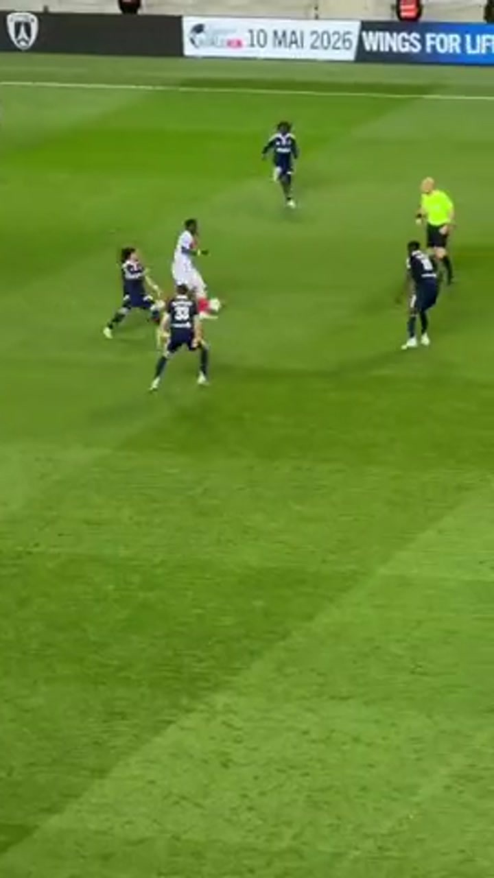 实拍博格巴禁区内面对三人包夹写意分球