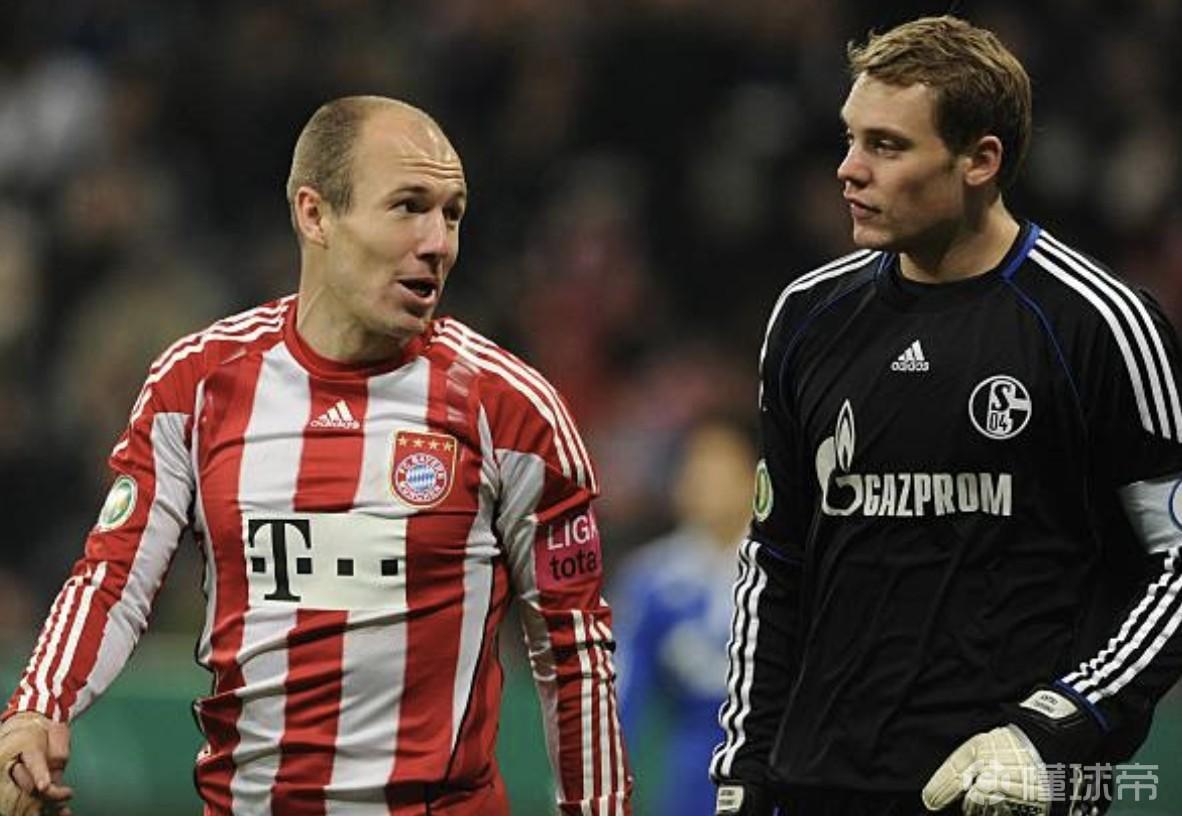鲁梅尼格：诺伊尔是近20年最重要引援；他在浴室答应加盟拜仁