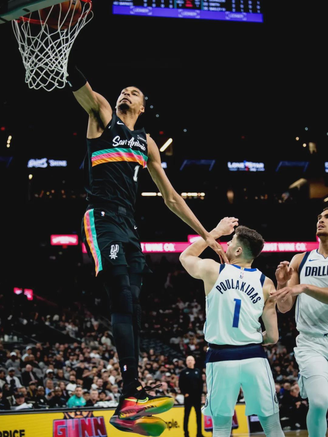 40+13+5！文班达成65场！NBA最年轻的DPOY