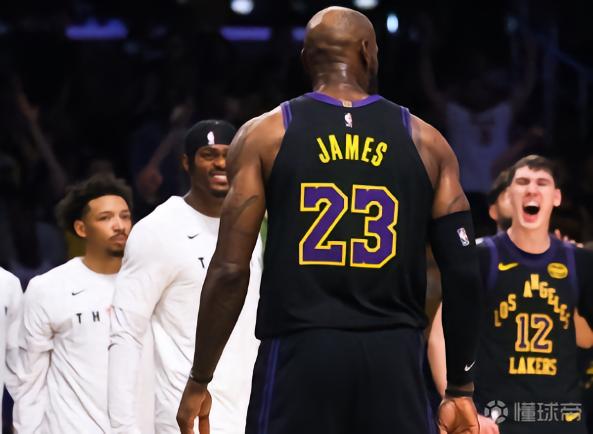 关键战发挥出色，詹姆斯16中10砍28分6板12助4断，正负值+27