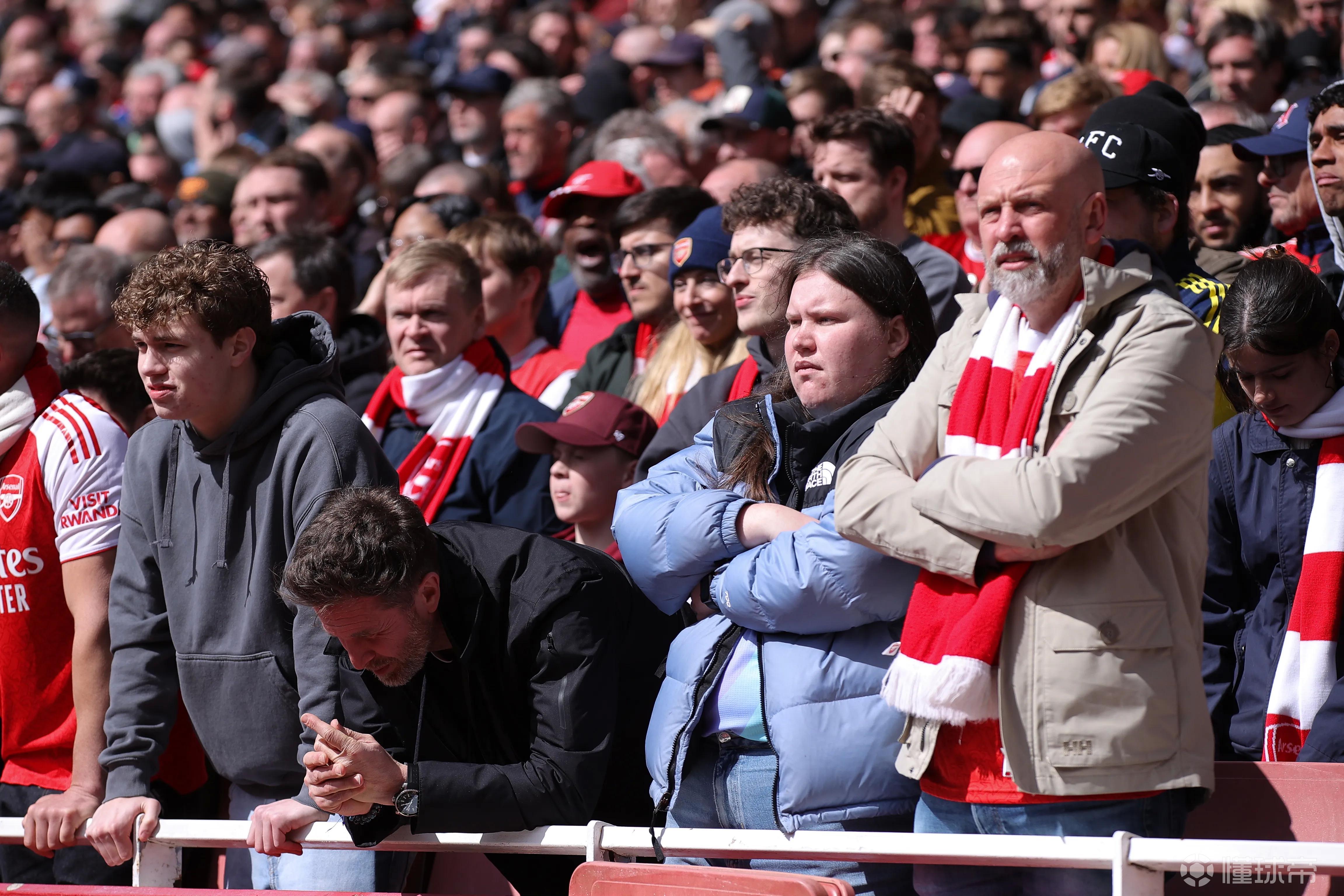 太阳报：伯恩茅斯分析师庆祝方式引枪手球迷不满，三人被保护离开