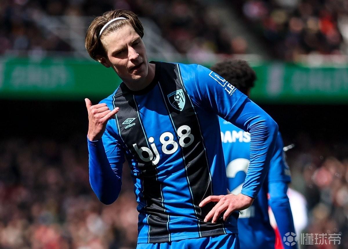 邮报记者：我六个月前就说过曼联在关注伯恩茅斯中场斯科特