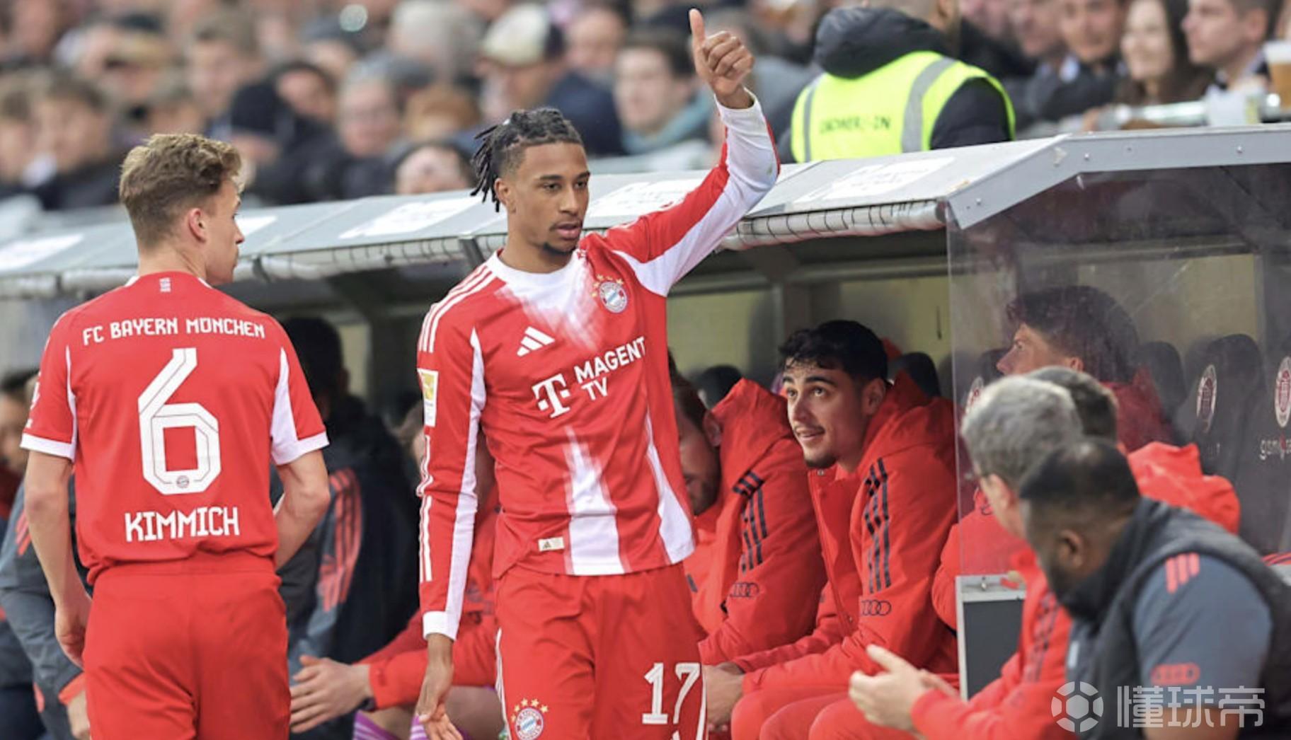 有主场球迷向下场的奥利塞投掷杂物，后者回以一个大拇指手势