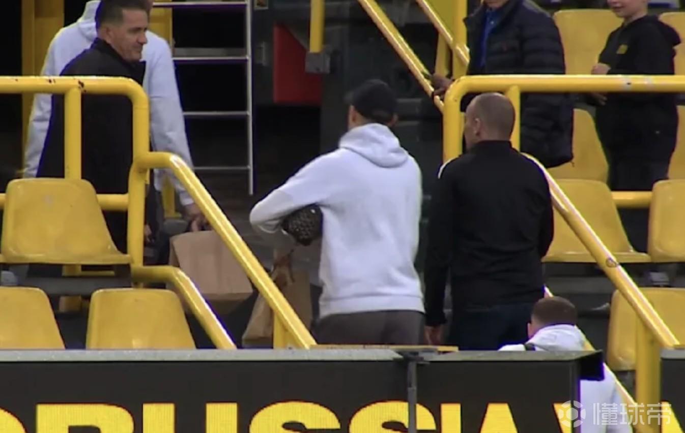 解约条款引发球迷不满，主持人：施洛特贝克拒绝接受赛后采访