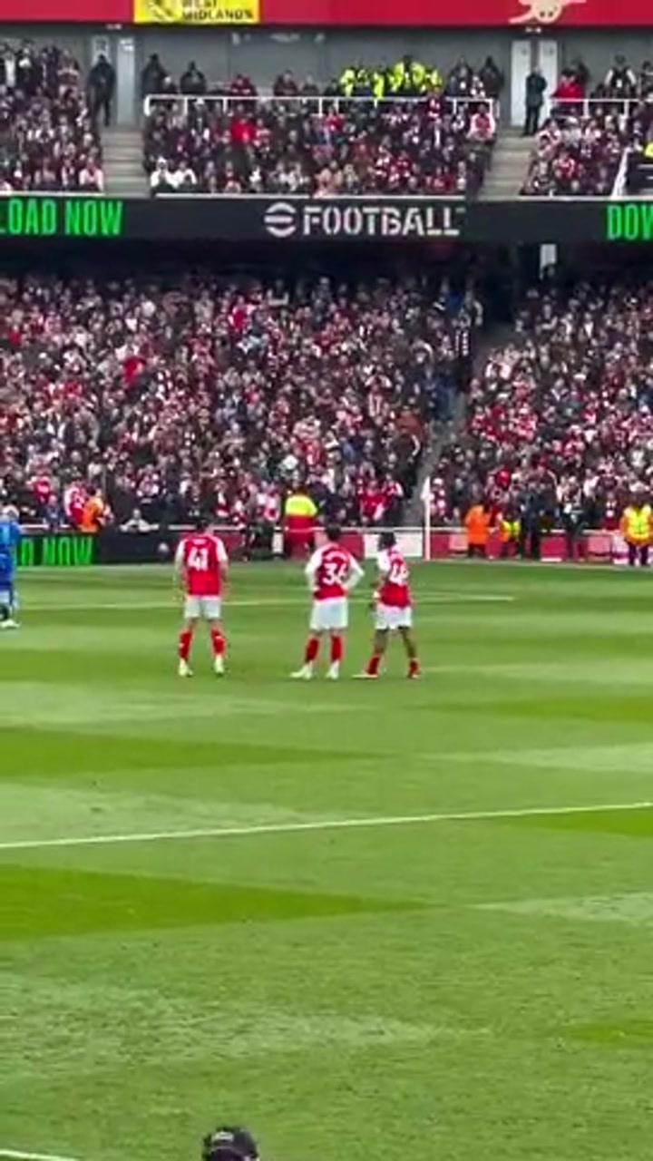 状态差！实拍比赛期间队友们安慰苏维门迪