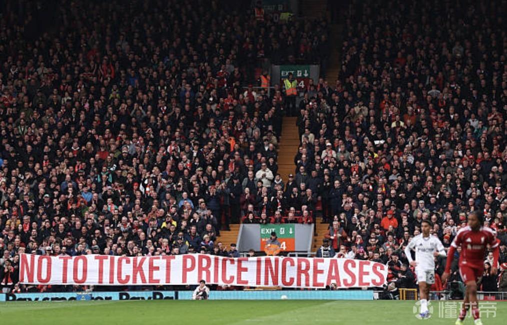 抗议芬威提高票价，利物浦球迷高喊：把你们的定价塞回屁股里