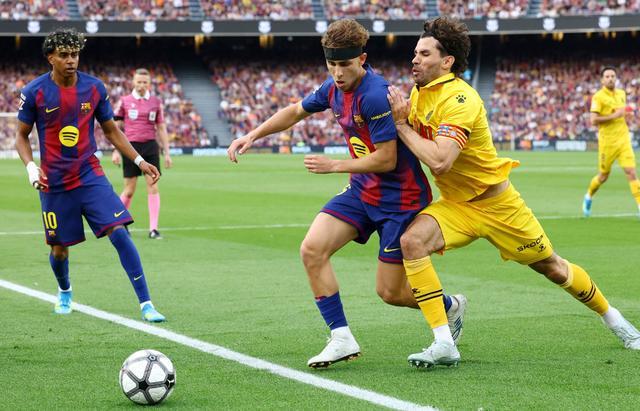 诺坎普6万人嗨翻！赢下德比还不够，巴萨球迷高呼逆转马竞