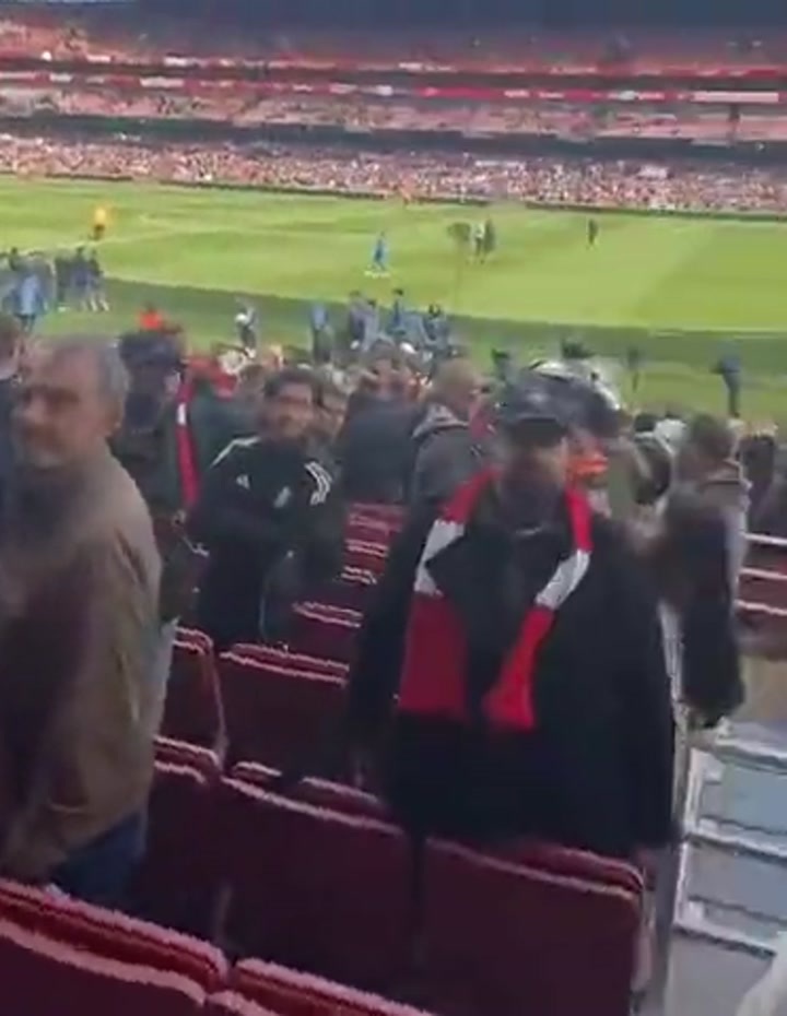 实拍阿森纳球迷对伯恩茅斯分析师感到十分愤怒