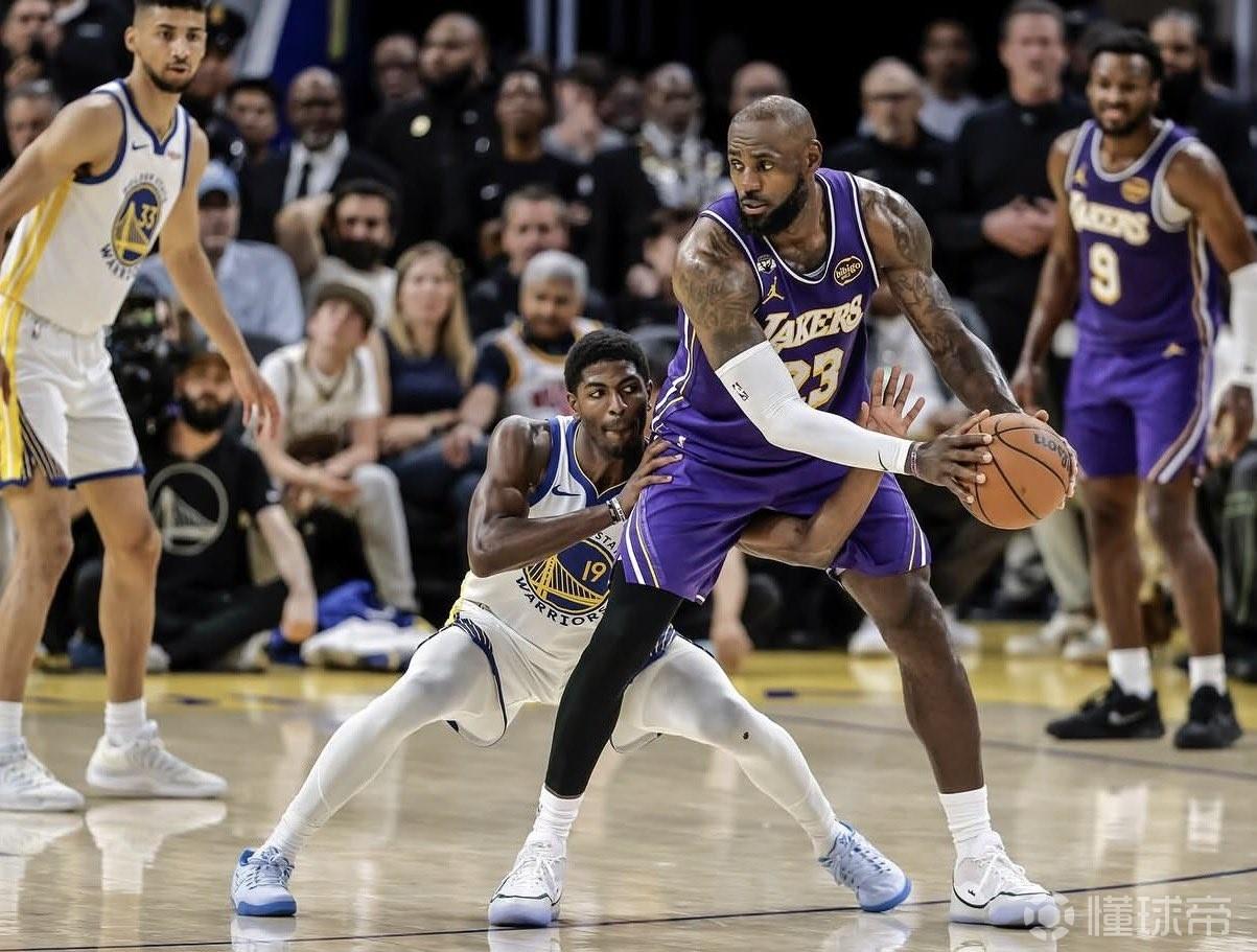 穿过你的裆下的我的手？美媒晒图：勇士为了防詹姆斯啥招都用