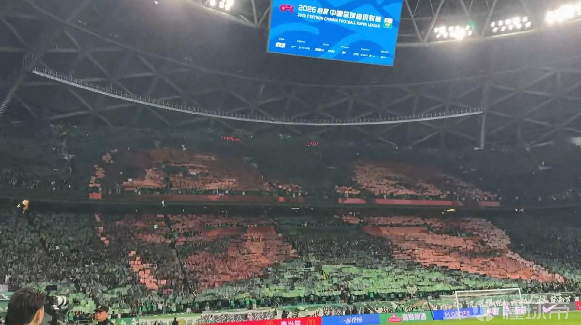 国安对阵成都赛前，工体展示张玉宁、法比奥巨型Tifo