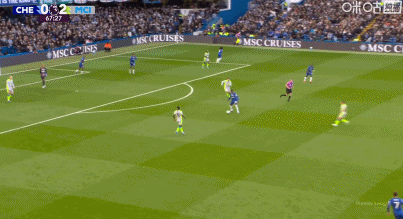 第68分钟，多库前场抢断凯塞多之后突入禁区破门，曼城3-0！