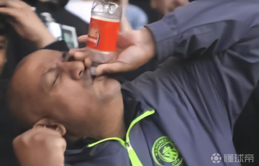 阿森纳就这水瓶？曼城球迷手握阿森纳队徽瓶子“对瓶吹”