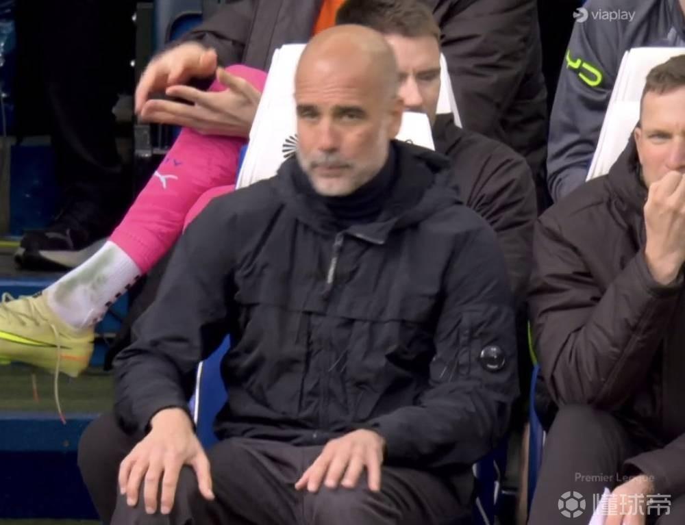 不满球队发挥，瓜迪奥拉坐在教练席闷闷不乐