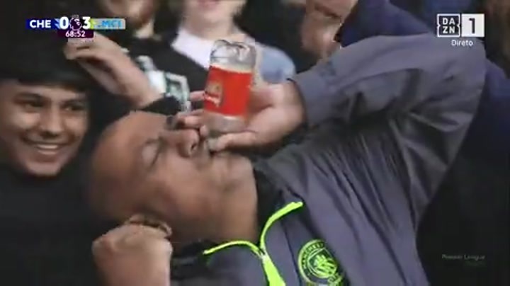 曼城球迷整活：手持阿森纳队徽水瓶，嘲讽枪手争冠掉链子