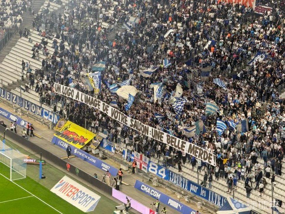 马赛球迷横幅抗议：新队标跟这赛季一样是一坨屎；你们搞砸了一切