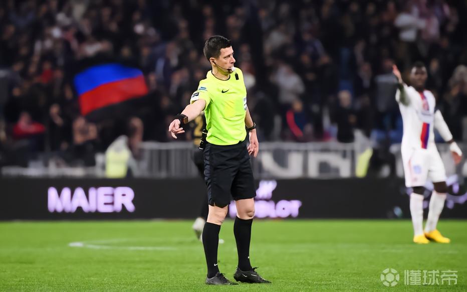 法甲历史首次，裁判在里昂与洛里昂的比赛中用麦克风解释判罚