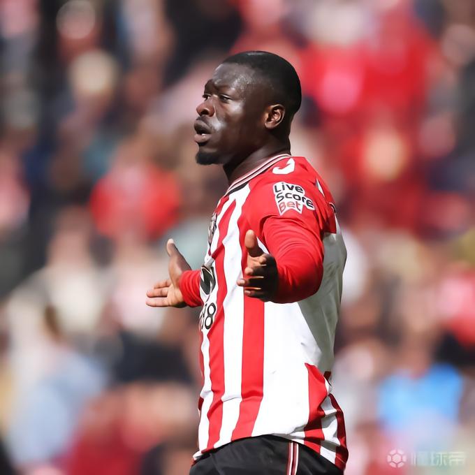 布罗贝伊疑似肘击逃红牌，热刺球迷：如果是罗梅罗就被罚下了