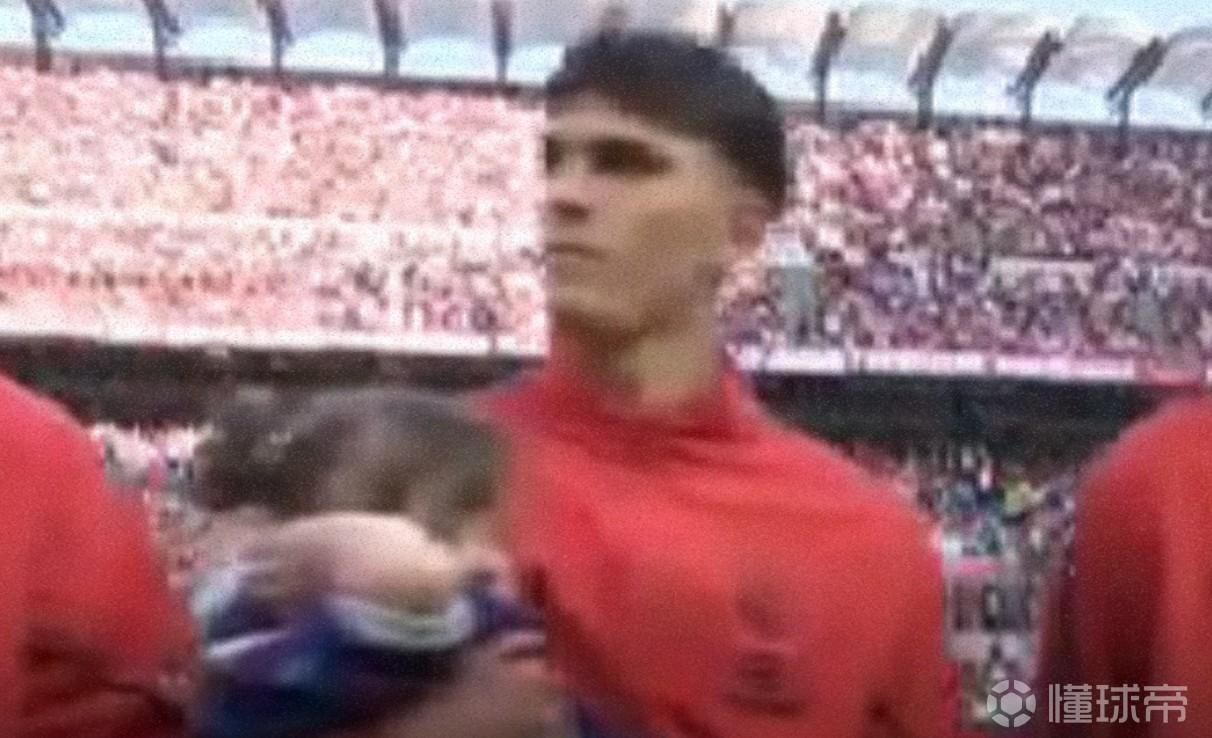 米兰小球童赛前被圣西罗狂热氛围所震撼，巴尔泰萨吉暖心安慰