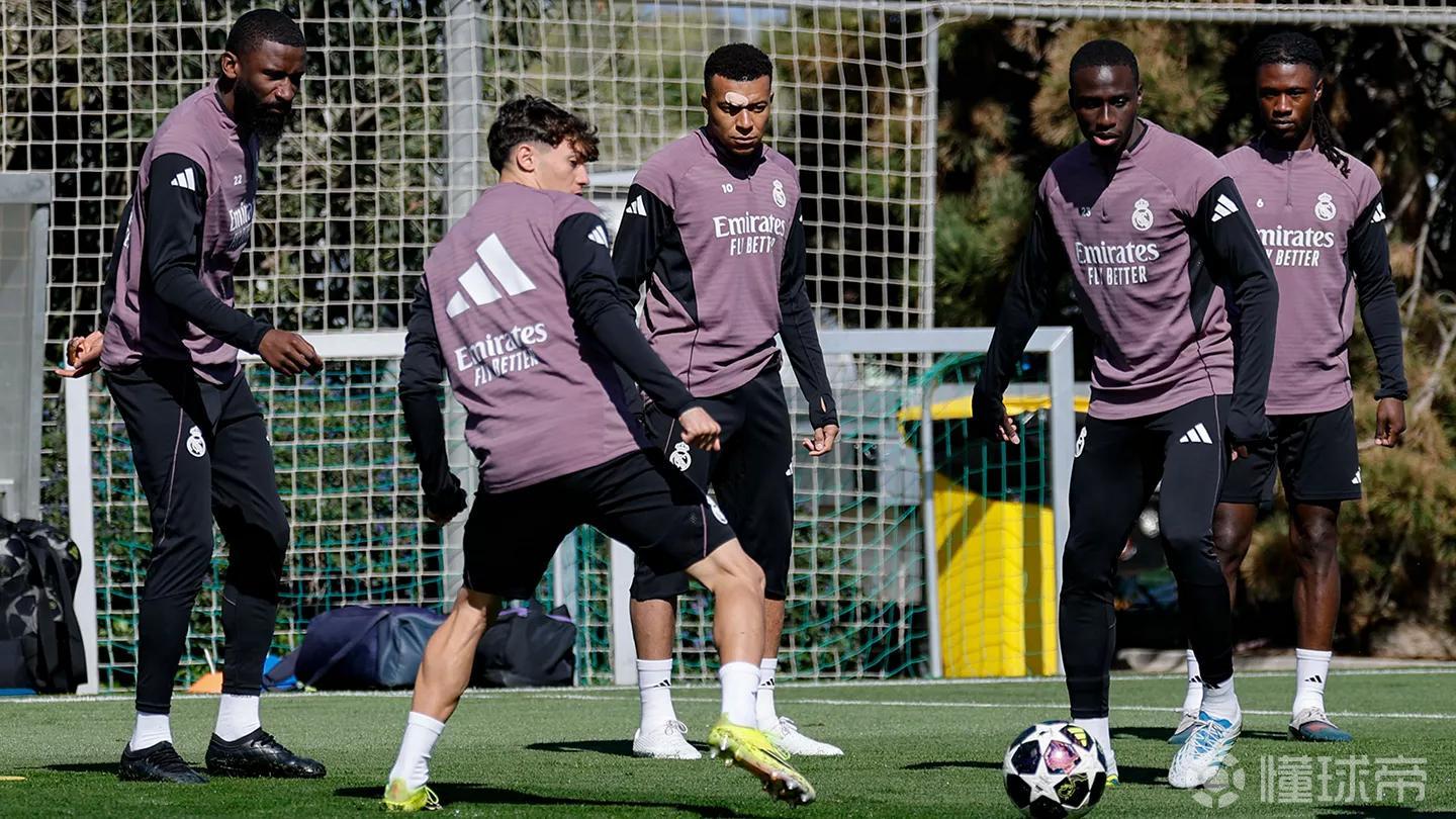 姆巴佩回归参加皇马合练，右眉处被包扎着