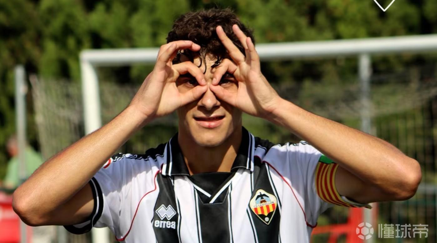 阿斯：皇马将签下18岁西班牙前锋圣马里亚，球员下赛季加盟