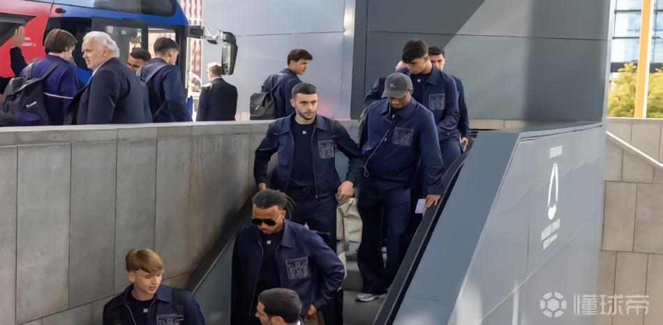 世体：巴萨全队已经抵达马德里，并完成酒店入驻