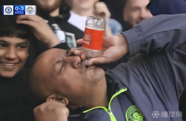 吹阿森纳水瓶的球迷：瓶子是以前口渴时找枪手替补席要的